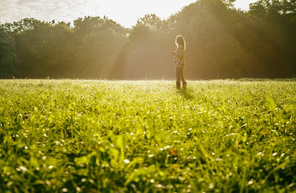 Gündoğumu orman arka plan, özgür genç kadın silüeti — Stok fotoğraf
