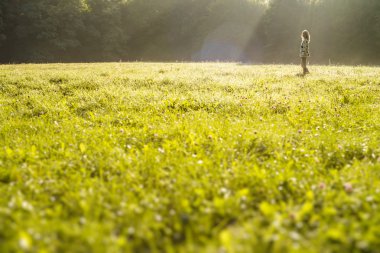 gündoğumu orman arka plan, özgür genç kadın silüeti