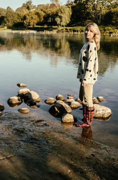 Lonely beautiful girl walks on river bank early in morning — Stock Photo, Image