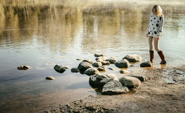 Solitaire belle fille marche sur la rive de la rivière tôt le matin Images De Stock Libres De Droits