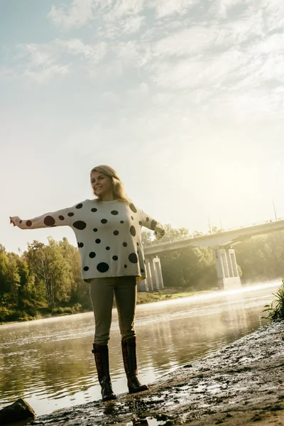 Einsam glücklich schönes Mädchen spaziert frühmorgens am Ufer des Flusses — Stockfoto