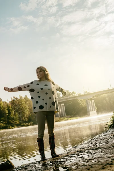 Ensam glad vackra tjej går på flodstranden tidigt på morgonen — Stockfoto