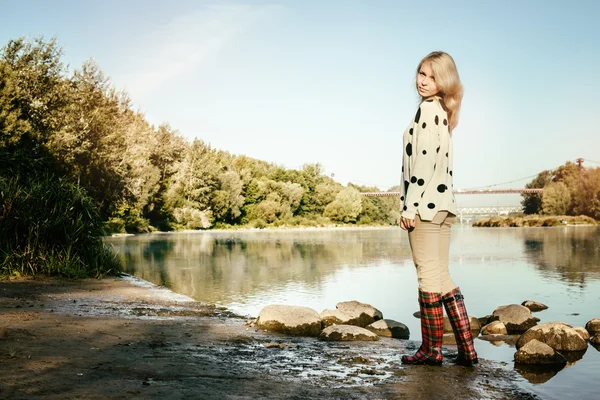 Chica hermosa y solitaria camina en la orilla del río temprano en la mañana —  Fotos de Stock