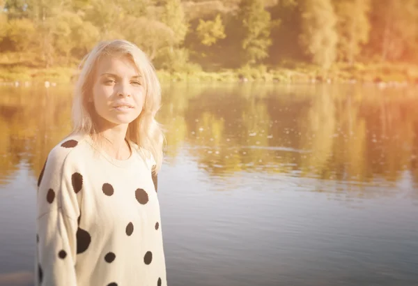 Solitario bella ragazza passeggiate sulla riva del fiume al mattino presto — Foto Stock