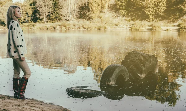 Solitario bella ragazza passeggiate sulla riva del fiume al mattino presto — Foto Stock