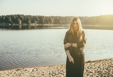 uzun kızıl saçlı alışılmadık Gotik kız gölde yansıtır