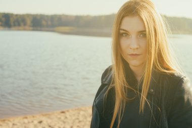 uzun kızıl saçlı alışılmadık Gotik kız gölde yansıtır