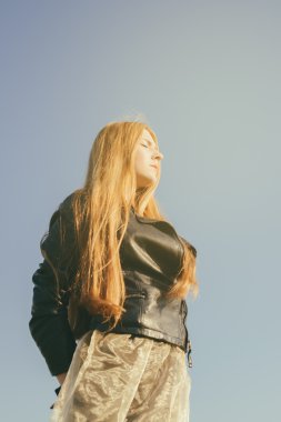 uzun kızıl saçlı alışılmadık Gotik kız gölde yansıtır