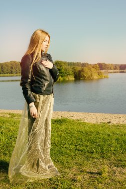 uzun kızıl saçlı alışılmadık Gotik kız gölde yansıtır