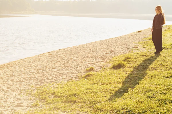 Ungewöhnliches Gothic Girl mit langen roten Haaren spiegelt sich am See — Stockfoto