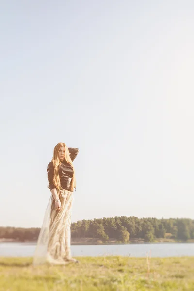 Neobvyklé Gothic dívka s dlouhé červené vlasy odráží na jezeře — Stock fotografie