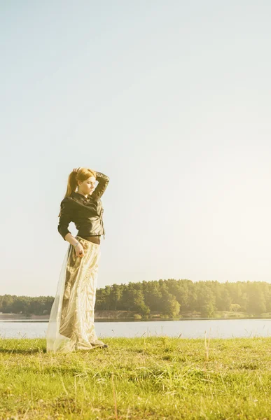 Ungewöhnliches Gothic Girl mit langen roten Haaren spiegelt sich am See — Stockfoto