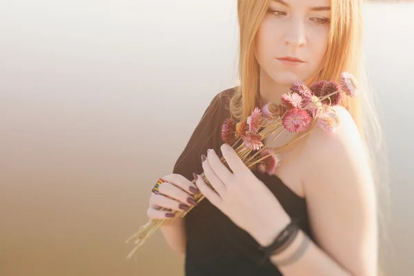 Ungewöhnliches Gothic Girl mit langen roten Haaren und getrockneten Blumen — Stockfoto