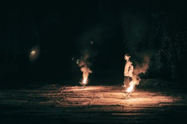 aktif Avrupa adam numaraları ateş gösterisi ücrete taşır.