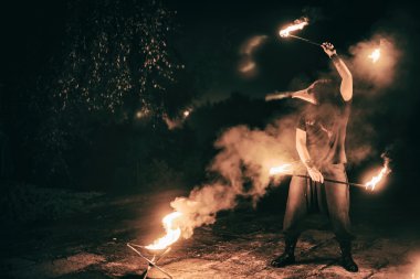 aktif Avrupa adam numaraları ateş gösterisi ücrete taşır.