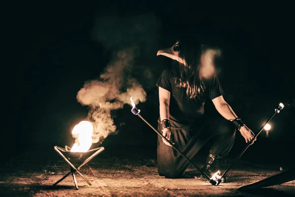 Activo europeo chico lleva a cabo trucos para fuego espectáculo noche —  Fotos de Stock