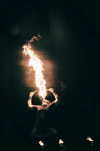 Active European guy carries out tricks for fire show night — Stock Photo, Image