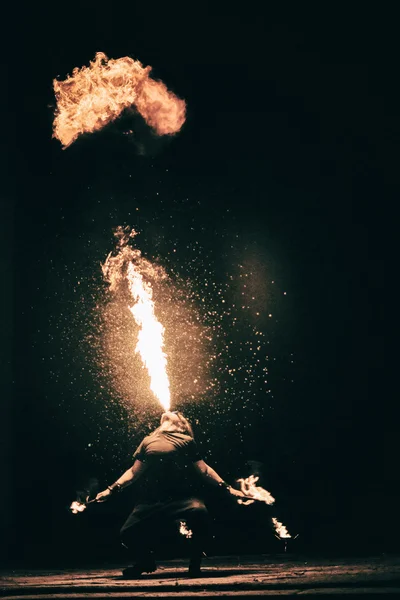 Aktywnych Europejskiej facet wykonuje sztuczki dla ognia Pokaż noc — Zdjęcie stockowe