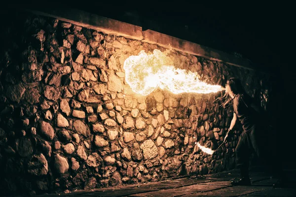 Activo europeo chico lleva a cabo trucos para fuego espectáculo noche — Foto de Stock