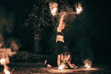 etkin kızlar gece de ateş göstermek için hileler gerçekleştirdiği