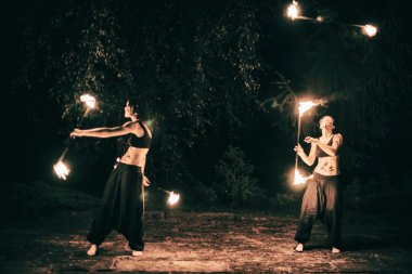 etkin kızlar gece de ateş göstermek için hileler gerçekleştirdiği