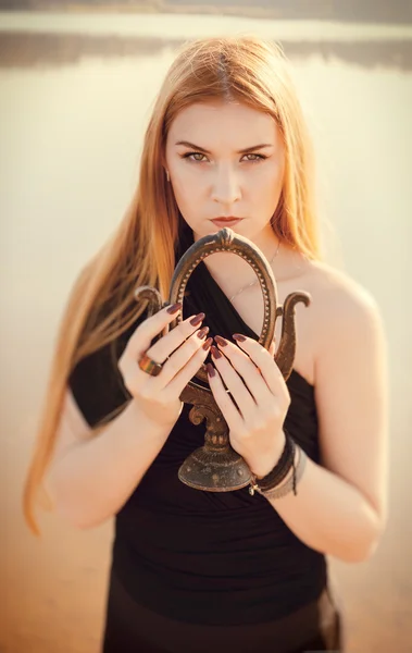 Ragazza gotica con lunghi capelli rossi e vecchio specchio — Foto Stock