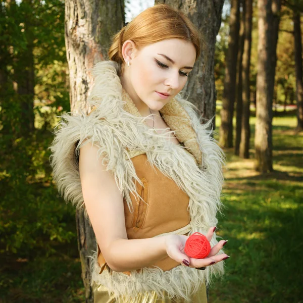 Märchen über Prinzessin mit tödlichem Fadenknäuel aus Holz — Stockfoto