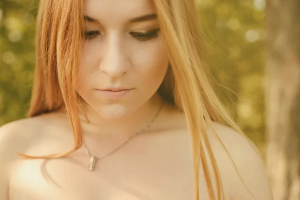Moderní pohádka o kráse mladá dívka v lese — Stock fotografie