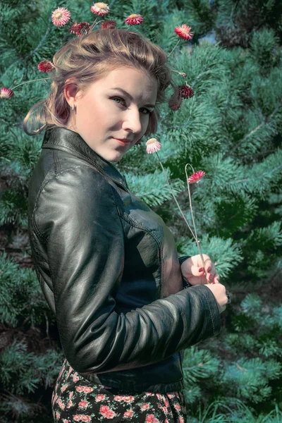 Retrato de chica maravillosa en madera de abeto con flores —  Fotos de Stock