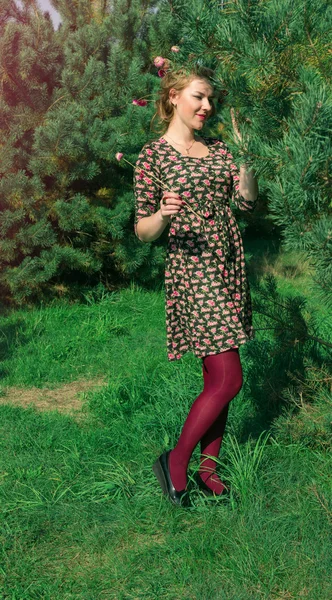 Frauenporträt in Tannenholz mit Blütenfrühling — Stockfoto