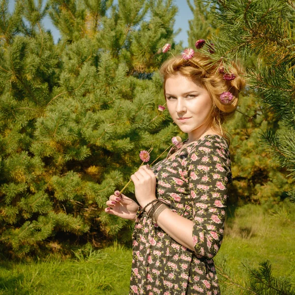 Retrato de mujer en madera de abeto con flores primavera — Foto de Stock