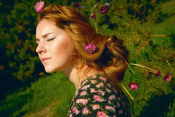 Retrato de mujer en madera de abeto con flores primavera —  Fotos de Stock