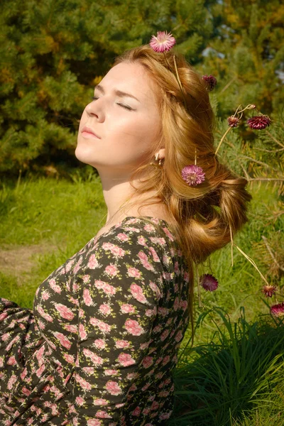 Retrato de mujer en madera de abeto con flores primavera —  Fotos de Stock