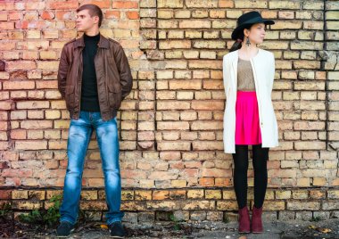 Baharda insanlar olağandışı genç çift seviyorum