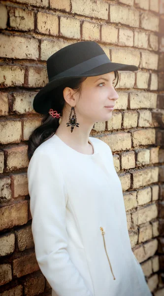 Unusual young woman in fashion the spring — Stock Photo, Image