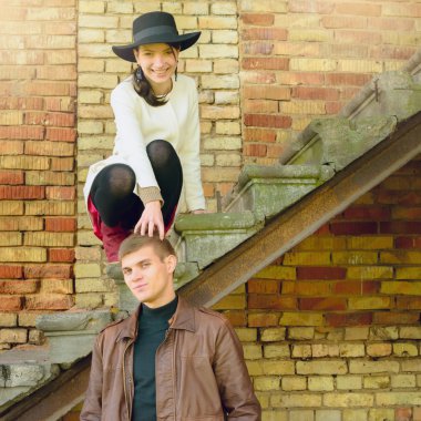 Baharda insanlar olağandışı genç çift seviyorum