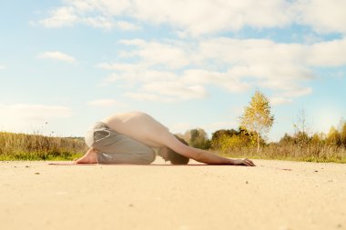 adam asanas doğa ile uyum içinde Yoga uygulamaları