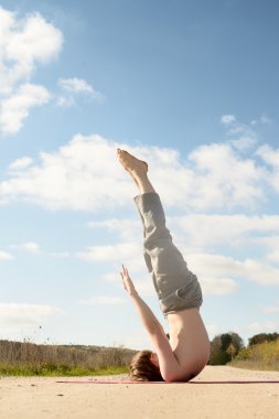 adam asanas doğa ile uyum içinde Yoga uygulamaları