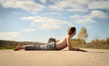 adam asanas doğa ile uyum içinde Yoga uygulamaları