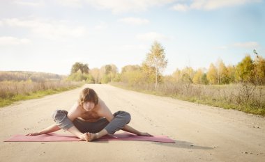 adam asanas doğa ile uyum içinde Yoga uygulamaları
