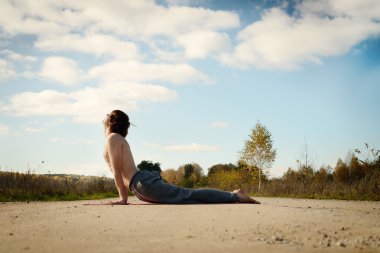 adam asanas doğa ile uyum içinde Yoga uygulamaları