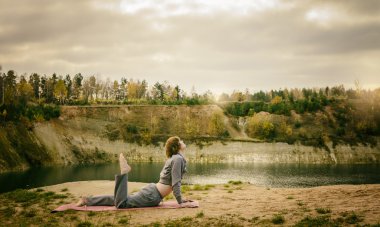 adam yoga uygulamaları ve sağlıklı yaşam tarzı olur