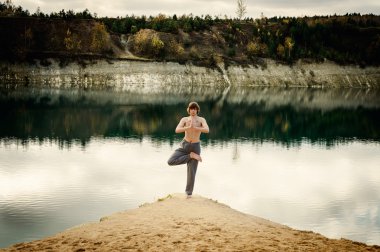 adam asanas doğa ile uyum içinde Yoga uygulamaları