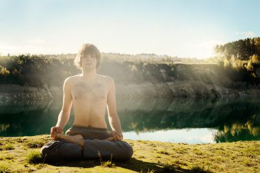 adam asanas doğa ile uyum içinde Yoga uygulamaları