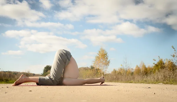 Man övar asanas på yoga i harmoni med naturen — Stockfoto