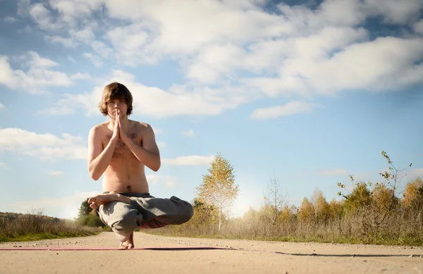 adam asanas doğa ile uyum içinde Yoga uygulamaları