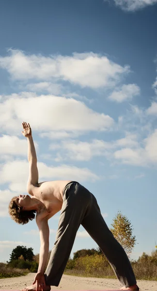 Man practices asanas on yoga in harmony with nature — Stock Photo, Image