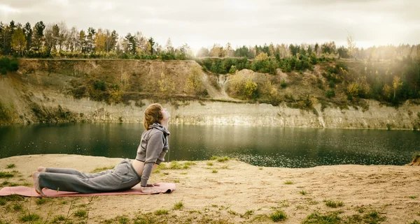 Adam yoga uygulamaları ve sağlıklı yaşam tarzı olur — Stok fotoğraf