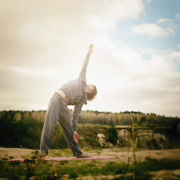 Adam yoga uygulamaları ve sağlıklı yaşam tarzı olur — Stok fotoğraf