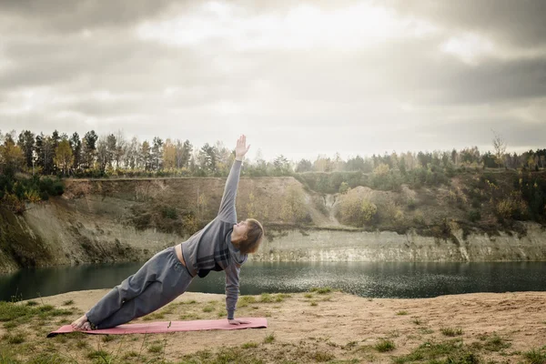 Adam yoga uygulamaları ve sağlıklı yaşam tarzı olur — Stok fotoğraf